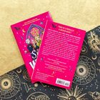 Text: "She's perfect in every way. But she's also the perfect suspect."

Darstellung: Buchrückseite und Cover eines pinken Buches mit zwei Zeichnungen einer Hexe und Gläsern.