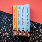 Vier Buchrücken mit „To The Stars and Back“. Bunte Illustrationen. Hintergrund ist rot und schwarz mit kleinen Punkten.