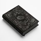 „The Queen of Nothing“ von Holly Black. Ein schwarzes Buch mit floralen und krönenden Mustern in metallic Silber.