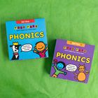Links blaues Cover: „Set One”, „PHONICS”, Hund, „Features short vowel sounds”. Rechts lila Cover: „Set Two”, Katze, „Features blends and digraphs”. Lustige Figuren auf grünem Hintergrund.