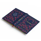 "NEW MOON" ist in goldener Schrift auf einem blauen Hintergrund mit roten Blüten. Autor: Stephenie Meyer.