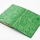 Keine Texte sichtbar. Ein grünes Buch mit einem floralen Design aus Blättern und Pflanzen.