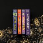 Drei Bücher mit Titeln: "Which Way to Anywhere", "Which Way Around the Galaxy", "Which Way to the Future". Verschnörkeltes, kosmisches Muster im Hintergrund.