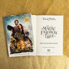 Links: "The Magic Faraway Tree", Menschen und magische Wesen auf einem Cover. Rechts: Buchtitel und Verlagsinformationen.