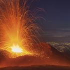 Text: "MOUNT ETNA... emitting gas and steam."
Ein Vulkan speit glühende Lava und Funken in die Nacht.