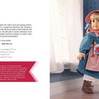 Texte beschreiben Kirsten, eine Pionierin in den 1850ern, mit Details zu Kleidung und einem rot-weißen Hut. Eine Puppe steht im Zimmer.