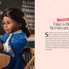 Kapitel 2: "Take-a-Break Bevvies and Bites". Eine Puppe in Schuluniform liest ein blaues Buch. Hintergrund: Tafel.