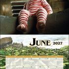 "June 2027" steht oben auf einem Kalender. Ein Baby in roten Streifen spielt vorne, im Hintergrund Treppen und eine Person.
