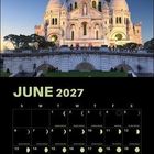 "JUNE 2027" steht oben auf einem Kalenderblatt. Darunter ist eine beleuchtete weiße Basilika unter einem Nachthimmel mit Mond.