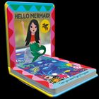 Text: "HELLO DRAGON!" und "Can you see the mermaid swim?" Illustration eines grünen Drachens über Wasser.