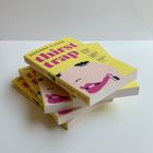 Mehrere gelbe Bücher mit dem Titel "thirst trap" und einer Illustration eines Gesichtes, das Lippenstift aufträgt.