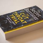 Ein Buch mit dem Titel "The Secret Barrister: The Cut Throat Trial". Man sieht die Vorderseite und den Buchrücken.
