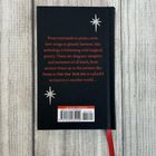 Eine schwarze Buchrückseite mit rotem Text über magische Poesie und mystische Wesen; zwei silberne Sterne und ein rotes Lesezeichen.