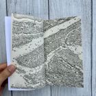 "NEW YORK: A LITERARY ANTHOLOGY" von J. Michelle Coghlan, mit Illustration einer Brücke und Gebäuden auf blauem Hintergrund.