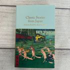 "Classic Stories from Japan, Edited by Elena Richards." Illustration mit Füchsen auf einer Wiese in einer ländlichen Szene.