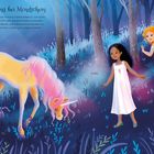 "Ein Spaziergang bei Mondschein" zeigt zwei Prinzessinnen im Wald mit einem Einhorn. Der Mond leuchtet durch die Bäume.