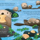 Seeotter mit Muscheln im Wasser, kuscheln, schwimmen, Pflanzen. Ein kleiner Otter schläft auf dem Bauch der Mutter. Bunt und fröhlich.