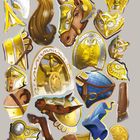 Texte „ATHENE Seite 16-17“. Verschiedene goldene Rüstungsteile und ein Pferdekopfhelm in antikem Stil, Illustration.