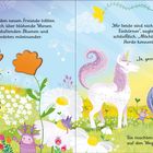 Links: „Die beiden neuen Freunde tollten fröhlich ...“ Rechts: Zwei Einhörner auf Blumenwiese, bunte Illustrationen.