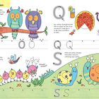 Buchstaben O, C, Q, S mit Illustrationen: Eulen auf einem Ast, ein Monster mit Pizza, Raupe, Schnecken auf grünem Hintergrund.