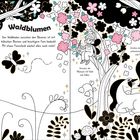 "Waldboden mit Blumen", Feen und Einhörner in schwarz-weiß-rosa, Blumen, Blätter, Sterne, bunte Details, spielerische Szene.