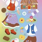 "Hänsel und Gretel, Seite 6-7. Magisches Lebkuchenhaus, bunte Kleidung und Bonbons auf pastellfarbenem Hintergrund."
