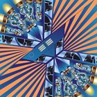 Zentrales Element: Zwei silberne Rechtecke mit parallelen Linien, umgeben von abstrakten, mechanischen Formen und strahlenförmigen Mustern.