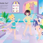 "Wer möchte Bubble Tea?" Drei Personen in bunter Sommerkleidung stehen fröhlich in einem farbenfrohen Café.