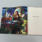 Text: "Moss'd in Space". Eine Illustration zeigt eine Frau in einem Raumschiff, sitzend an einem Schreibtisch, mit Notizblock.