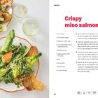 "Crispy miso salmon", Zutaten und Zubereitungsschritte, zwei Teller mit Salat und Croutons, zwei Gläser Wasser mit Zitrone.