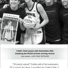 Caitlin Clark posiert mit Teamkolleginnen nach dem NCAA-Rekord. Sie halten eine Zeitung und einen beschrifteten Basketball.