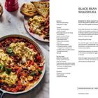 "BLACK BEAN SHAKSHUKA" steht oben. Rezeptdetails links, zubereitete Shakshuka mit Brot rechts, Helles Ambiente.