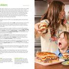 "quickie burger sliders" Anleitung links. Rechts lächelnde Frau mit zwei Kleinkindern, hält Burger, große Sandwiches auf Tisch.