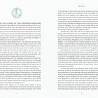 Es handelt sich um eine Buchseite mit englischem Text. Zu Beginn steht: "TELL ME, O MUSE, OF THAT INGENIOUS HERO WHO". Links und rechts sind blaue geometrische Muster zu sehen.