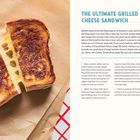 **THE ULTIMATE GRILLED CHEESE SANDWICH**  
Ein knuspriger gegrillter Käsetoast, halbiert, auf braunem Papier. Rezepttext daneben.
