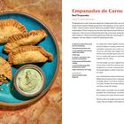 Empanadas de Carne: Rezept für 12 kleine Rindfleisch-Empanadas. Zu sehen sind gebratene Empanadas und eine grüne Aioli-Sauce.