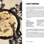 "SILKIEST CARBONARA" steht oben. Links Spaghetti Carbonara mit Fleischstücken in einer Pfanne, rechts das Rezept.
