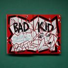 "BAD KID", "My Life as a 'Troubled Teen'", "Sofia Szamosi". Illustration eines gesichtslosen Mädchens auf rotem Hintergrund.