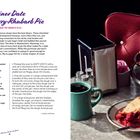 "Diner Date Strawberry-Rhubarb Pie: Rezept für eine Torte mit Erdbeeren und Rhabarber. Links Text, rechts gedeckter Tisch."