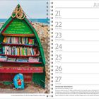 Links ein grünes Bootsregal mit Büchern und Texten in Italienisch, rechts ein Kalender für Juni 2027.