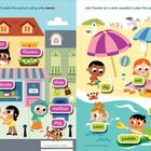 Links Begriffe: bird, girl, flowers, light, books, shop, ball, mailbox, dog. Rechts Verben: watch, dig, eat, laugh, swim, splash, paddle. Bunte, fröhliche Stadtszene und Strandillustration mit Kindern und Tieren.