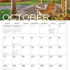 Kalender für Oktober 2027, beginnt mit Samstag. Oben eine Veranda mit Ausblick auf einen herbstlichen Garten.
