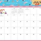Kalenderblatt für Juli 2027, Sonntag bis Samstag, Stück von Juni und August. Oben: Schwimmer in blauem Wasser, Sonnenschirm.