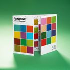 Pantone Advent Calendar mit bunten Quadraten. Enthält 24 Tage mit herausnehmbaren Ornamenten auf grünem Hintergrund.