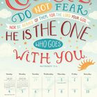 "Be strong and of good courage, do not fear... Deuteronomy 31:6." Kalender für Juli. Wolken und Sterne als Hintergrund.