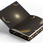 Eine Illustration eines offenen Buches. Die Seiten zeigen ein feines Muster aus Linien und goldenen Federn auf dunklem Hintergrund.