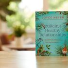 Text: "JOYCE MEYER Building Healthy Relationships. An 8-session Bible study." Cover mit Pflanzen und Vogel.