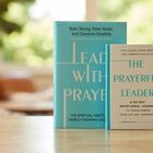 Zwei Bücher auf einem Tisch: "Lead with Prayer" und "The Prayerful Leader" von Ryan Skoog, Peter Greer, Cameron Doolittle.