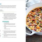 "Minestrone Soup" steht oben. Links: Rezepttexte für Zubereitung und Einfrieren. Rechts: Foto eines bunten Gemüseeintopfs.
