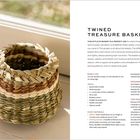 "Twined Treasure Basket. Basket aus Iris, Schilf, Mais. Größe: 3¼ Zoll. Werkzeuge: Sprühflasche, Maßband. Materialien: Blätter."